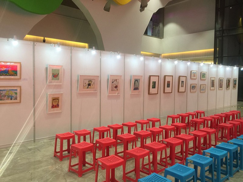 八棱柱掛畫(huà)展板