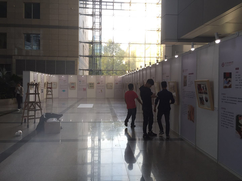 八棱柱掛畫(huà)展板
