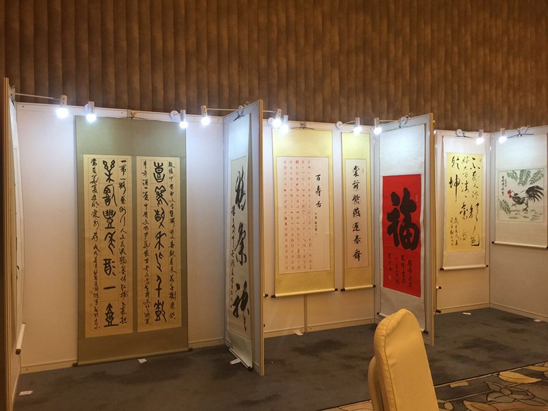 八棱柱掛畫(huà)展板